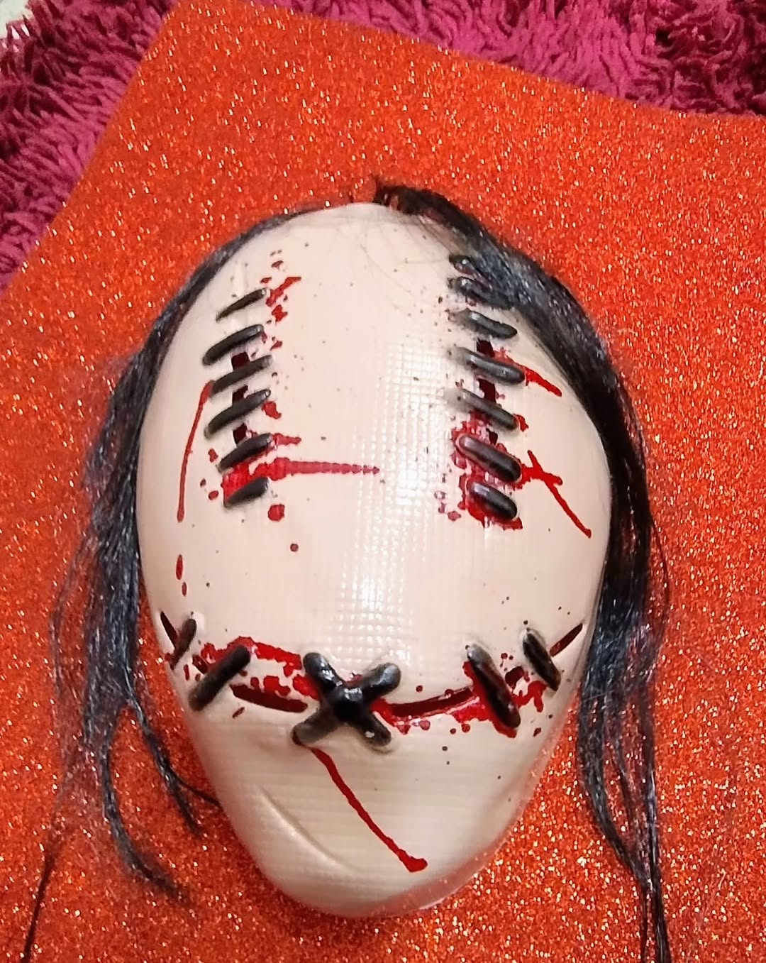 Máscara de terror con costuras